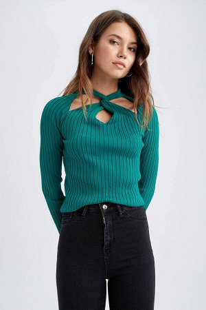 Приталенный свитер в рубчик с перекрестным воротником