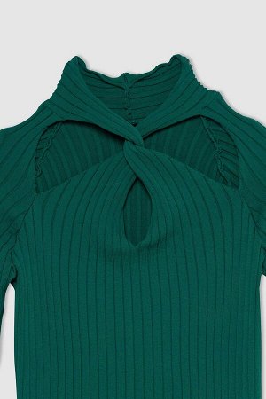 Приталенный свитер в рубчик с перекрестным воротником
