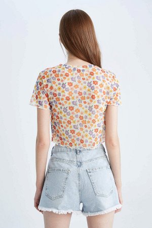 Приталенная футболка с круглым вырезом и цветочным узором с коротким рукавом