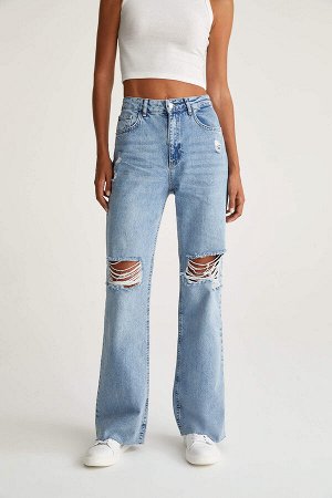Широкие джинсы с эффектом потертости и рваными деталями