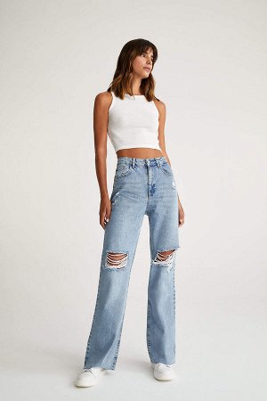 Широкие джинсы с эффектом потертости и рваными деталями