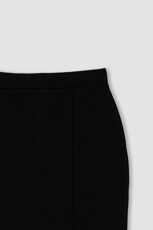 Базовая юбка-карандаш миди с разрезом и деталью
