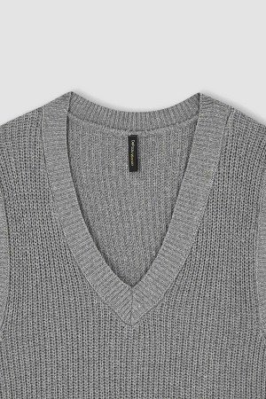 Вязаный свитер с V-образным вырезом и узором