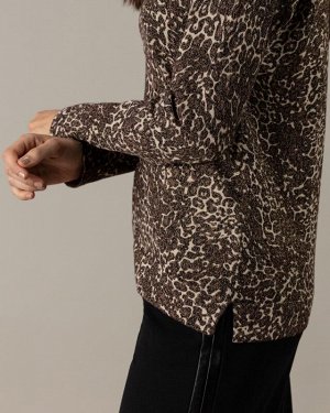 RP Пуловер Описание Модный леопардовый принт Широкий V-образный вырез Прямой крой Вискозный трикотаж с люрексом Разрезы по бокам Пуловер из вискозы немецкого бренда Rita Pfeffinger с модным леопардовы