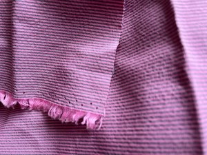 Ткань плательная. Серо-розовая мелкая полоска. 100% хлопок Ширина -160 см Длина отреза -200 см