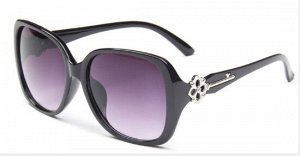 Солнцезащитные очки черные со вставкой в виде ключика на дужке