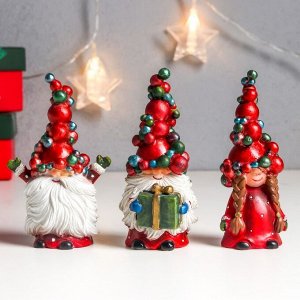 Сувенир полистоун "Дед Мороз/Бабуля в колпаке с новогодними шарами" МИКС 10х3,5х4 см