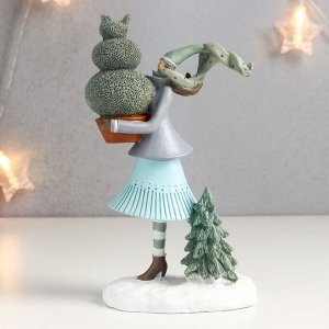 Сувенир полистоун "Девушка в зимнем наряде с вечнозелёным растением в горшке" 18,5х7х11 см