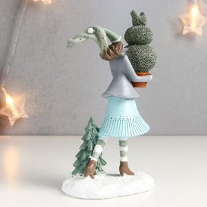 Сувенир полистоун "Девушка в зимнем наряде с вечнозелёным растением в горшке" 18,5х7х11 см