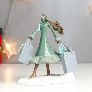 Сувенир полистоун "Девушка в зимнем наряде - покупка подарков" 14,5х7,5х13,5 см