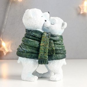 Фигурка полистоун «Белые мишки обмотанные вязаным шарфом», 16x8x11.5 см