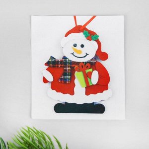 Набор для творчества - создай ёлочное украшение из фетра «Снеговик с подарком»