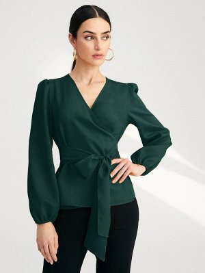Блуза с v-образным воротником и поясом