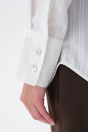 Свободная блузка из легкой ткани в полупрозрачную полоску