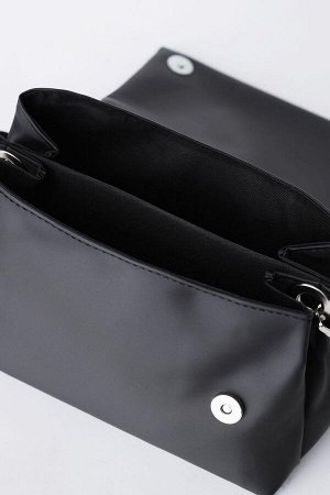 Черная сумка через плечо с двумя отделениями