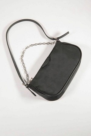 Черная сумка через плечо с цепочкой