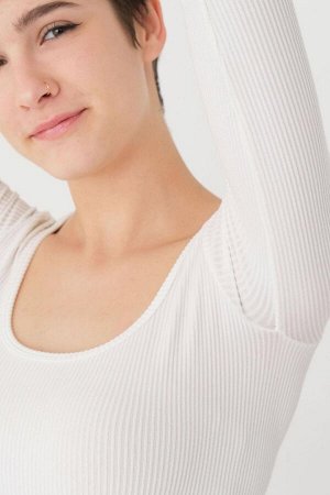 Экрю Бесшовная укороченная блузка с круглым вырезом и длинными рукавами