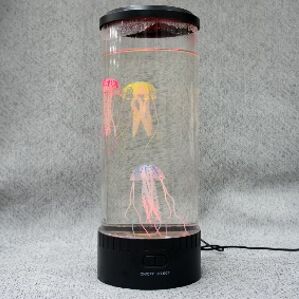 Аквариум Высота 35см .Диаметр 14 см.
Светильник с медузами/рыбками в подарочной упаковке. 

В колбу заливается вода. В дно светильника вмонтирован компрессор и разные светодиоды. За счет потока воздух