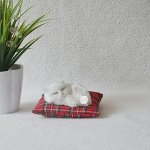 Интерьерные украшения - игрушка в виде спящего котика на подушке, цвет белый
