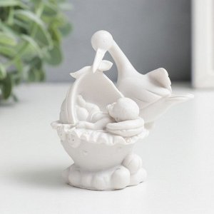 Фигурка полистоун «Аист с малышом», 7.5x5x6.2 см