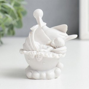 Фигурка полистоун «Аист с малышом», 7.5x5x6.2 см