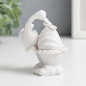 Фигурка полистоун «Аист с малышом», 7.5x5x6.2 см