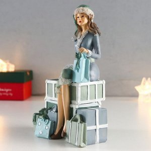 Сувенир полистоун "Девушка в костюме санты на горе подарков" 18х7,5х11 см