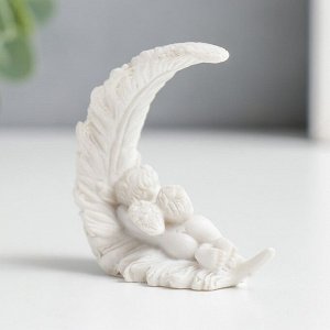 Сувенир полистоун "Спящий белоснежный ангел на пёрышке" 5,2х4,5х2,6 см