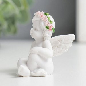 Сувенир полистоун "Белоснежный ангел с венком из роз сидит" 5х3,5х4,3 см
