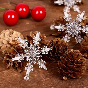 Набор новогоднего декора «Шишки со снежинками»
