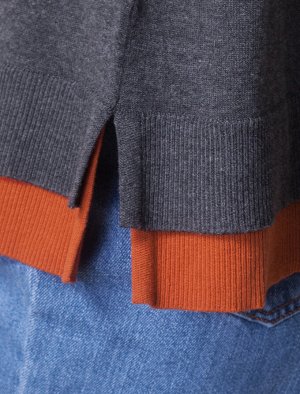 Свободный свитер из хлопка со спущенной проймой.