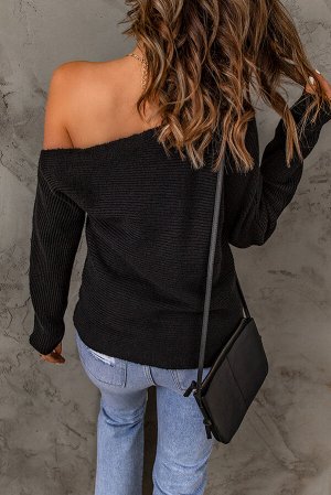 Черный свитер в рубчик с открытым плечом