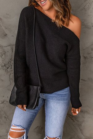 Черный свитер в рубчик с открытым плечом