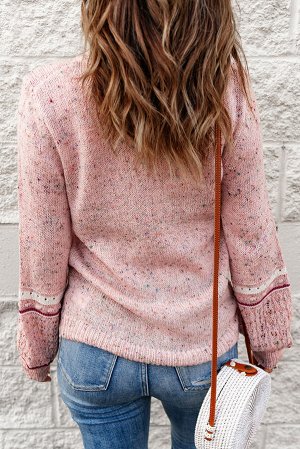 Розовый вязаный свитер с узором на рукавах