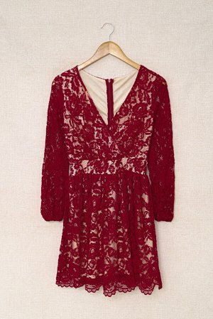 Бордовое кружевное мини-платье с V-образным вырезом и плиссированной юбкой