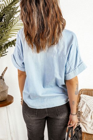 Голубая джинсовая рубашка с узлом и нагрудными карманами