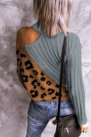 Серый вязаный свитер с открытым плечом и леопардовым принтом