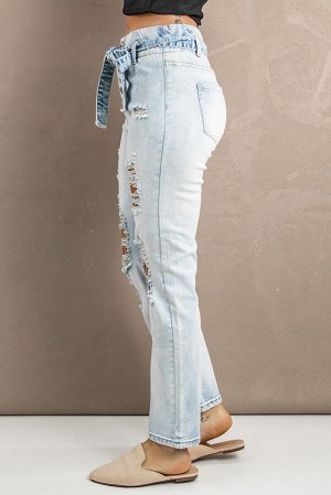 Светло-голубые рваные джинсы прямого кроя на пуговицах и поясом