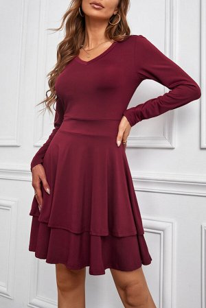 Бордовое платье беби-долл с V-образным вырезом и пышной двухслойной юбкой