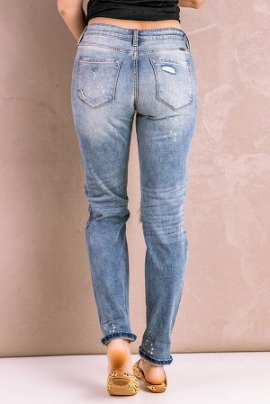 Светло-голубые джинсы с разрезами и брызгами краски