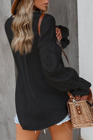 Черная свободная блуза с V-образным вырезом и перфорацией на рукавах