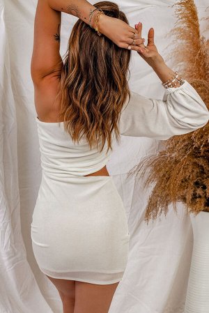 Белое облегающее платье с разрезом на талии