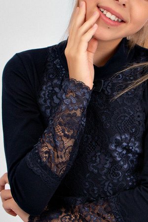 Блузка Варианты расцветки: голубой, темно-синий
Ткань: кулирка с лайкрой, Состав: хлопок 95% эластан 5%
Изысканный гипюр на рукавах и передней части блузки образует цветочный узор. Горло - стойка. Мяг