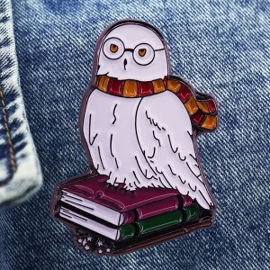 Значок металлический серии Гарри Поттер "Букля на книгах"