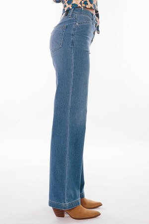 Джинсы Модные молодежные джинсы из вареного голубого денима. Детали: спереди застежка на 4 болта, оригинальные боковые карманы с хольнитенами, сзади под кокеткой накладные карманы с фигурной строчкой,