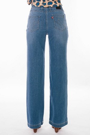 Джинсы Модные молодежные джинсы из вареного голубого денима. Детали: спереди застежка на 4 болта, оригинальные боковые карманы с хольнитенами, сзади под кокеткой накладные карманы с фигурной строчкой,