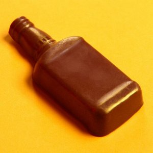 Шоколадная бомбочка с маршмеллоу «Любовь - это» в форме бутылки , 50 г.