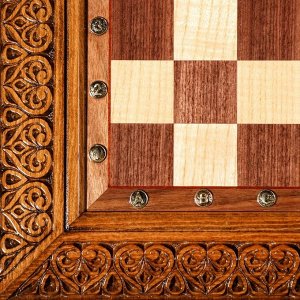 Шахматы ручной работы "Гроссмейстер", глубокая резка, на ножках, 55х55 см, массив ореха, Армения