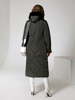 Пальто Пальто полуприлегающего силуэта с втачными рукавами и застежкой на двухзамковую молнию с внутренней ветрозащитной планкой.  Отворот втачного капюшона и нижняя часть рукава выполнены из искусств