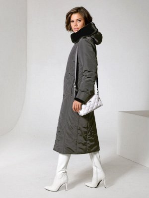 Пальто Пальто полуприлегающего силуэта с втачными рукавами и застежкой на двухзамковую молнию с внутренней ветрозащитной планкой.  Отворот втачного капюшона и нижняя часть рукава выполнены из искусств